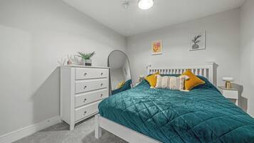 Iron/ironing board, WiFi, bed sheets