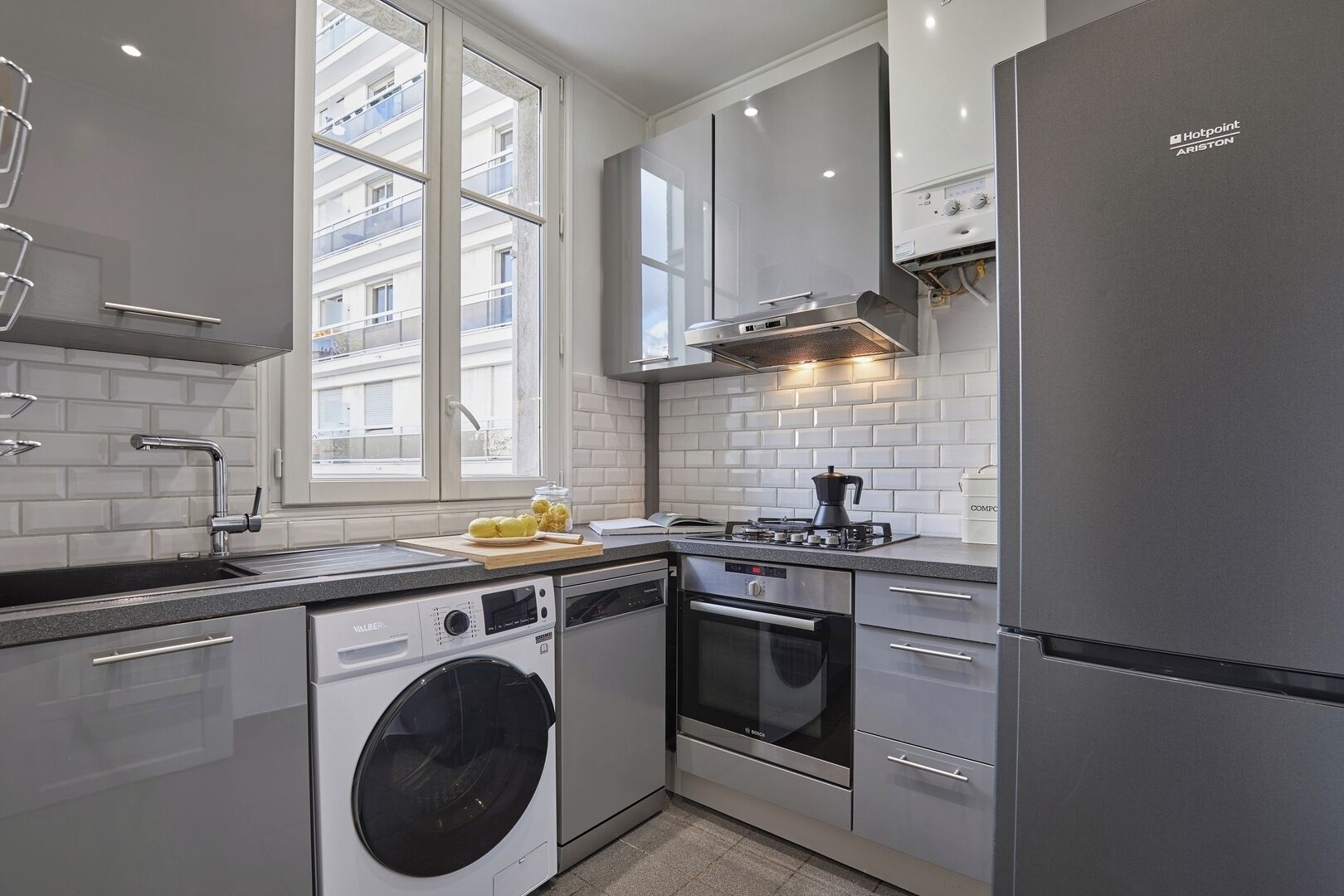 Geladeira, micro-ondas, fogão, cooktop