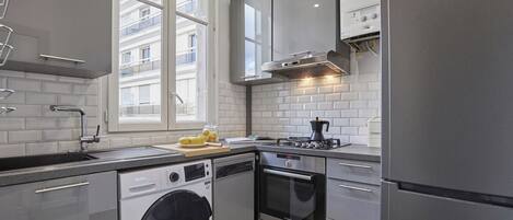 雪櫃、微波爐、焗爐、爐具