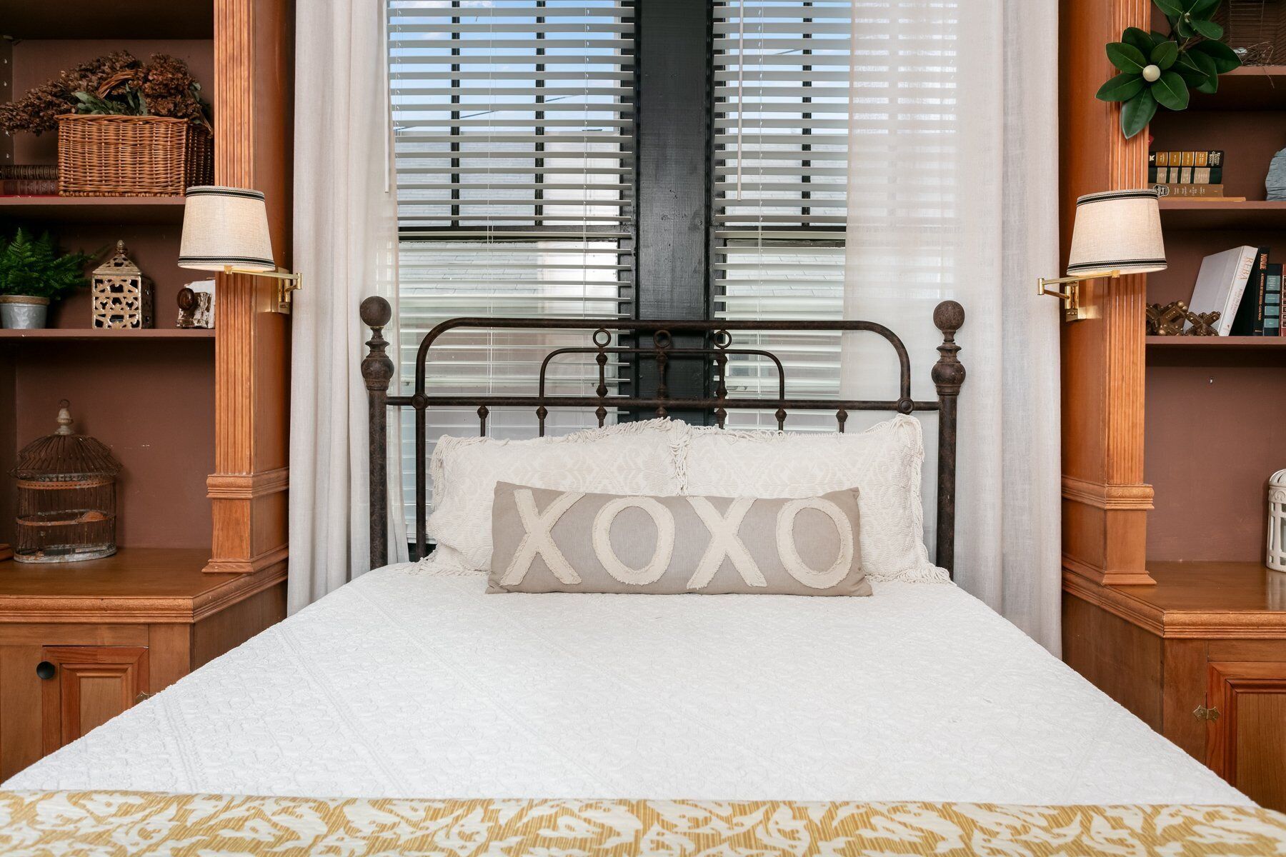 Iron/ironing board, free WiFi, bed sheets