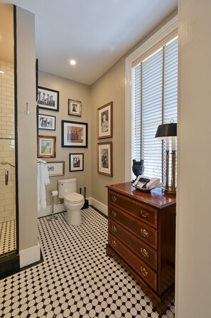 Shower, hair dryer, towels - Magnolia Hall: Henderson | 1/1, Private Ensuite Bath (Natchez)