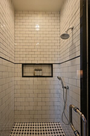 Shower, hair dryer, towels - Magnolia Hall: Britton | 1/1, Private Ensuite Bath (Natchez)
