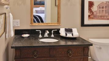 Dusj, hårføner og håndklær