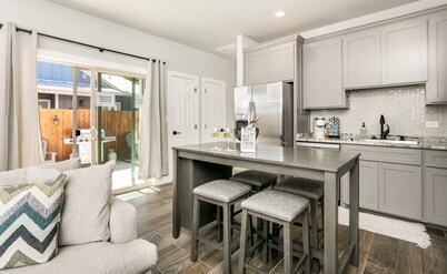 Highland Haus | Gas Grill & Fire-pit, Washer/Dryer, Full Kitchen