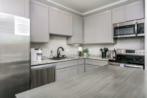 Kjøleskap, mikrobølgeovn, kaffetrakter/tekoker og kjøkkenutstyr