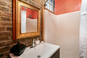 Shower, hair dryer, towels - Beekman Place | 3/3, Full Kitchen, Washer/Dryer, Walk to Historic Downtown (Natchez)