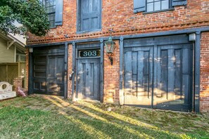 Exterior detail - Beekman Place | 3/3, Full Kitchen, Washer/Dryer, Walk to Historic Downtown (Natchez)