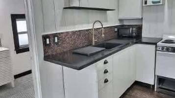 Køleskab, mikrobølgeovn, ovn, kogeplade