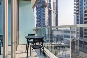 Outdoor dining - Blueground | Dubai Marina, pool, nr Dubai Eye (Dubai)