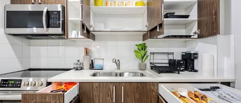 Køleskab, mikrobølgeovn, ovn, kogeplade