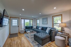 Fernseher, Kamin, Bücher