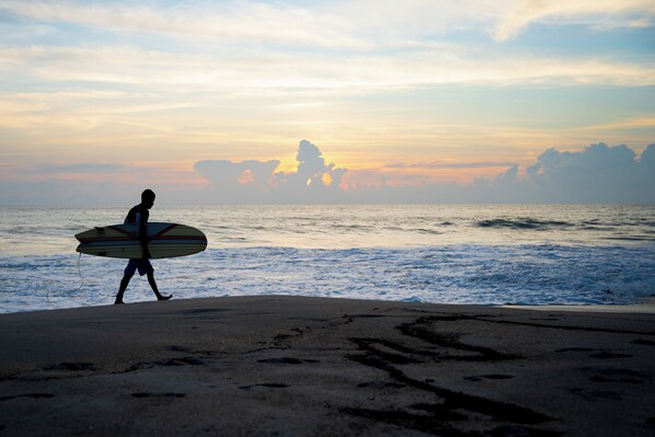 Playa en los alrededores, camastros y toallas de playa 