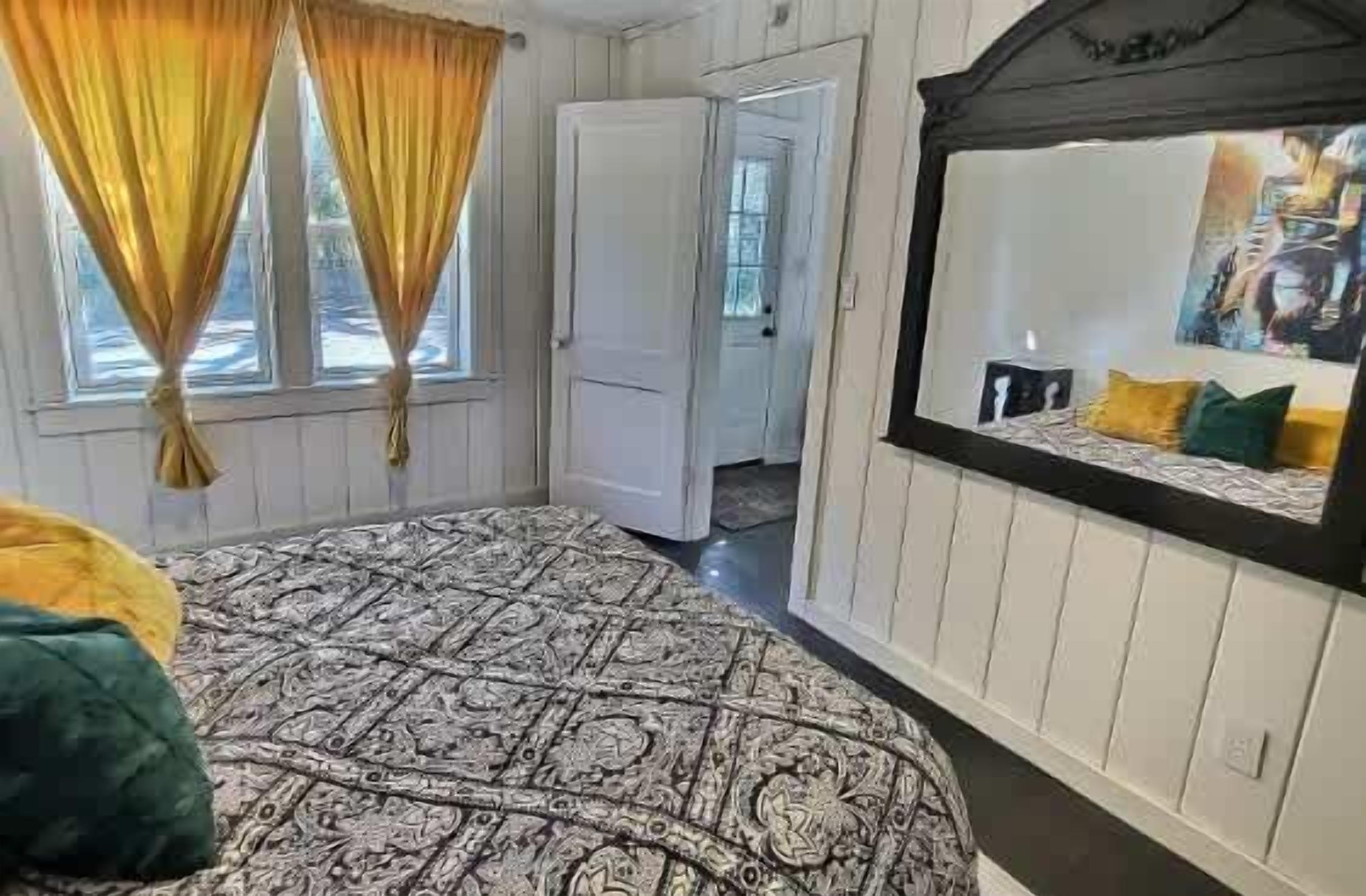 2 bedrooms, in-room safe, iron/ironing board, free WiFi