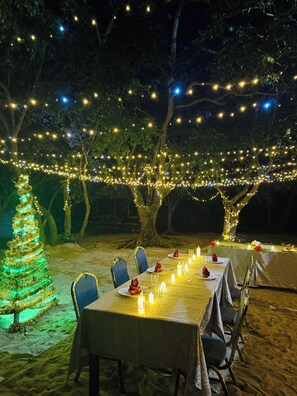 Outdoor banquet area - Beachfront Bungalow with Stunning Sea Views – White Sandy Beach Resort (Yasawa)