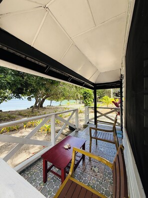 Terrace/patio - Beachfront Bungalow with Stunning Sea Views – White Sandy Beach Resort (Yasawa)