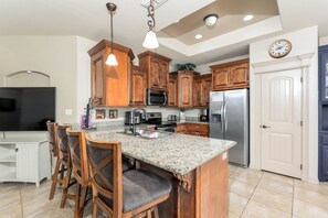 Microwave, oven, stovetop, dishwasher - Poolside retreat/golf/p-ball/tennis/fenced yard/pets/sun/fun/extended stay (Laguna Vista)