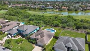 Zona residencial con casas, piscina y campo de golf.