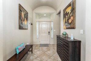 Interior - Poolside retreat/golf/p-ball/tennis/fenced yard/pets/sun/fun/extended stay (Laguna Vista)