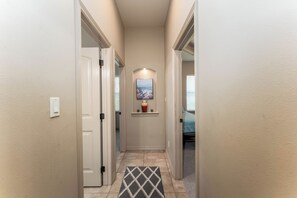 3 bedrooms, iron/ironing board, WiFi, bed sheets - Poolside retreat/golf/p-ball/tennis/fenced yard/pets/sun/fun/extended stay (Laguna Vista)