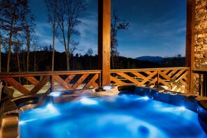 Outdoor spa tub - Incredible Game Room/Pool/Hot Tub/Theater/LUXE - Southern Summit Skies (Sevierville)
