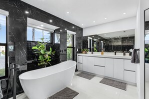 Douche, sèche-cheveux, serviettes fournies