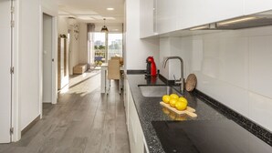 Refrigerador, horno y utensilios de cocina 