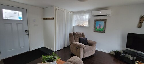 Cozy 1-bedroom bungalow in soothing Dartmouth with AC