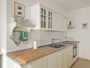 Frigorifero, microonde, forno, pentole/stoviglie/utensili