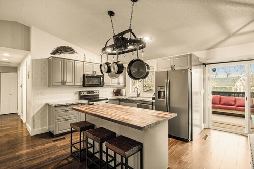 Family Arcade Retreat + Fire Pit + 4BR Near RMNP