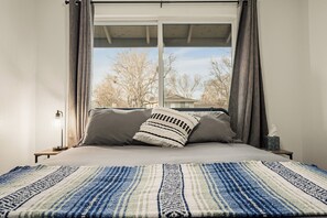 Escritorio, tabla de planchar con plancha, wifi gratis y ropa de cama 