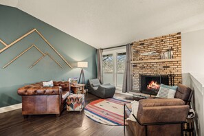 Smart-tv, eldstad, tv-spel och bordsfotboll