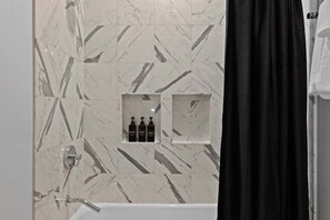 Douche, sèche-cheveux, serviettes fournies