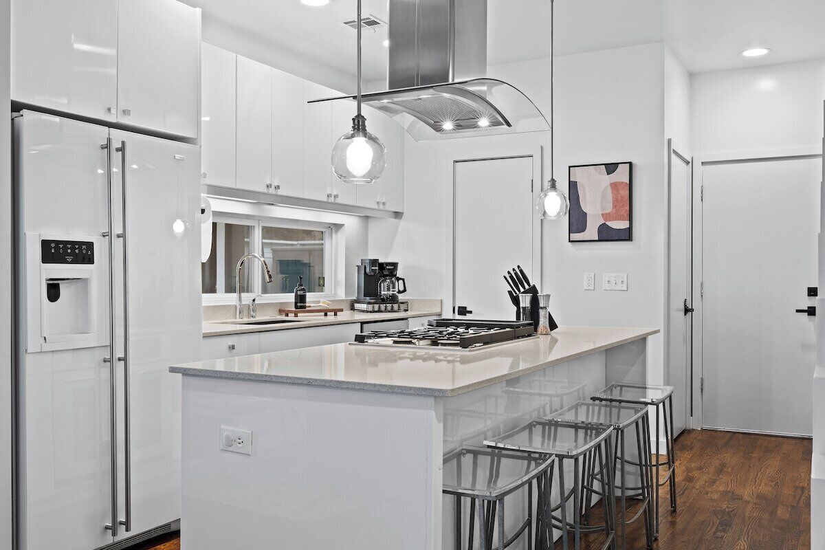 Kylskåp, mikrovågsugn, ugn och spishäll