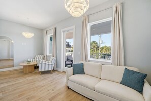 Smart TV - Hotel Vecina - Suite 8 - Pacifica |Pool and Beach! (St. Augustine)