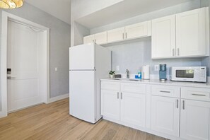 Fridge, microwave, coffee/tea maker, cookware/dishes/utensils - Hotel Vecina - Suite 7 - Playa (St. Augustine)