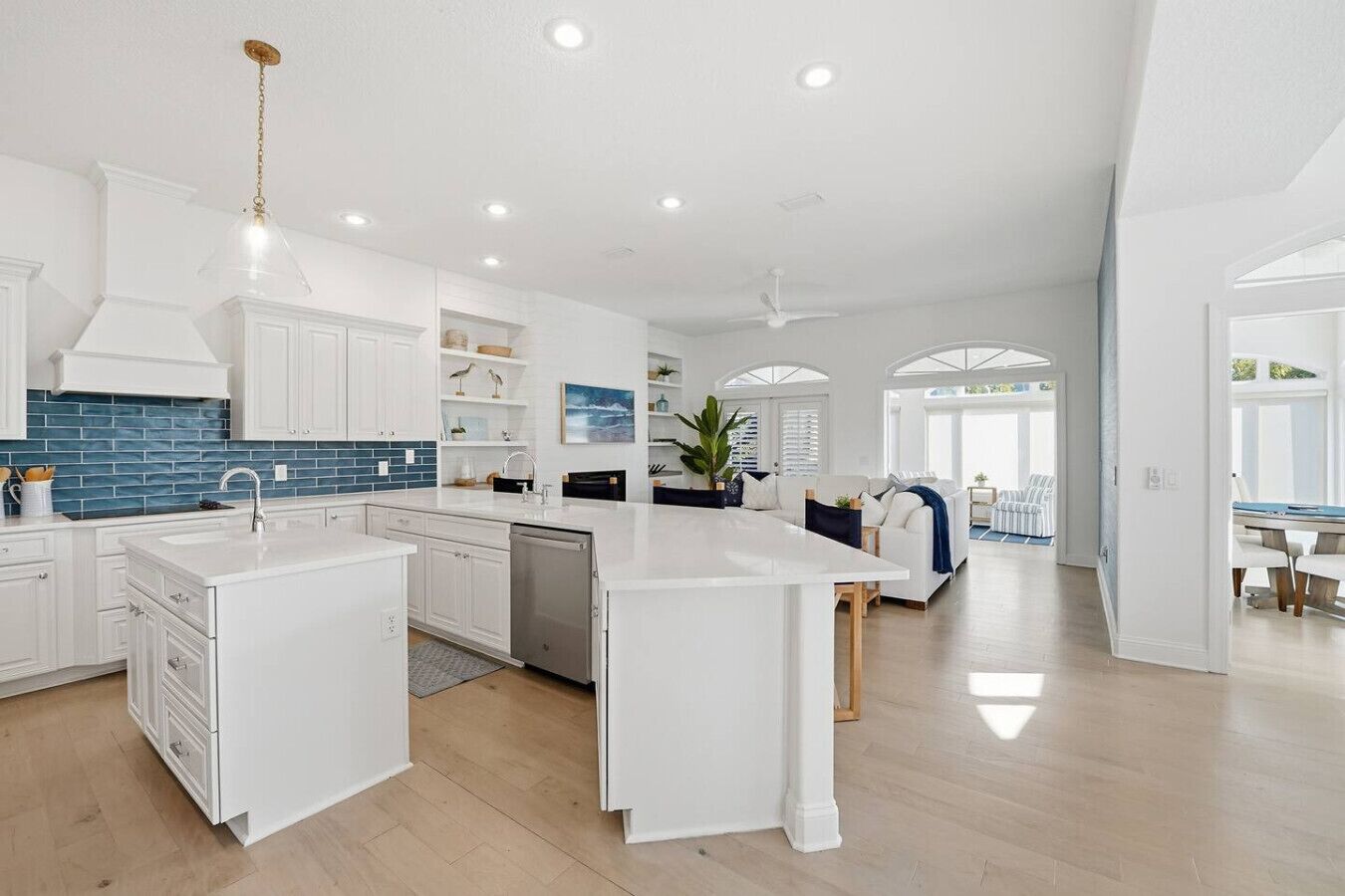 Tv, eldstad, tv-spel och bordsfotboll