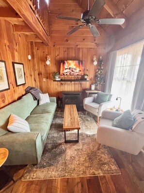 Smart TV, fireplace, DVD player, books - Cozy Oak Hideaway | 3BR Cabin Retreat w/Hot Tub Near Red River Gorge (Stanton)