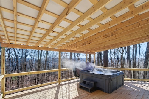 Cozy Oak Hideaway | 3BR Cabin Retreat w/Hot Tub Near Red River Gorge