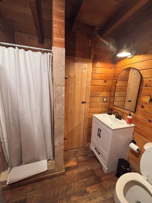 Dusch, hårtork, handdukar och tvål