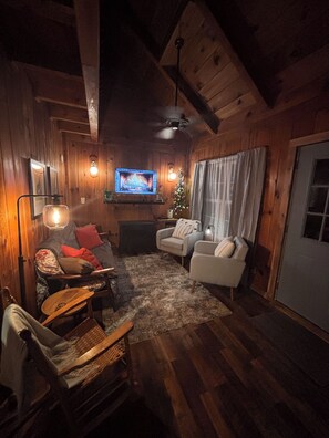 Smart-tv, pejs, dvd-afspiller, bøger