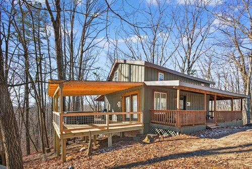 Cozy Oak Hideaway | 3BR Cabin Retreat w/Hot Tub Near Red River Gorge