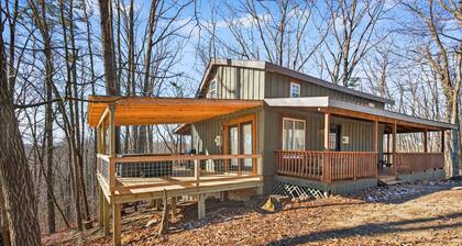 Cozy Oak Hideaway | 3BR Cabin Retreat w/Hot Tub Near Red River Gorge