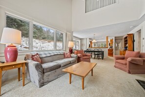 Televisión, chimenea y estéreo 