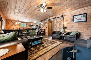 Smart-TV, peis og bøker