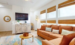 TV - Shared Heated Pool, Pickleball courts, Walk to the Beach, Pet Friendly (Port Aransas)