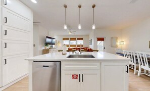 Interior - Shared Heated Pool, Pickleball courts, Walk to the Beach, Pet Friendly (Port Aransas)
