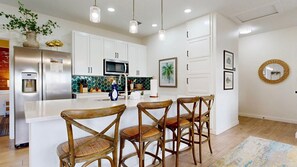 Fridge, microwave, stovetop, dishwasher - Shared Heated Pool, Pickleball courts, Walk to the Beach, Pet Friendly (Port Aransas)