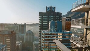 Pool - 2-bedroom apartment in awesome Cape Town with AC and gym access (Cape Town)