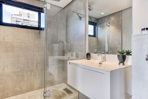 Haartrockner, Handtücher, Seife, Toilettenpapier