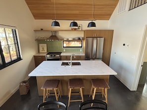 Private kitchen - Modern Retreat in Heart of Downtown Moab (Moab)
